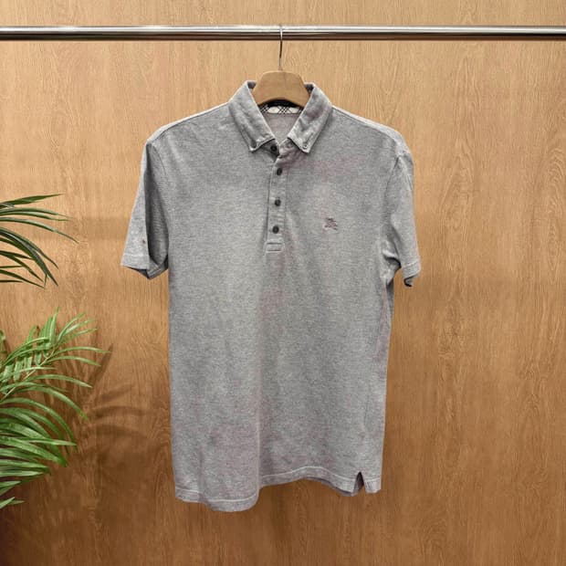 버버리 블랙 라벨 반팔 카라 티셔츠 로고 자수 4버튼 디테일 그레이