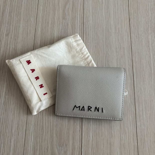 마르니 멘딩 장식 그레이 가죽 2단 지갑