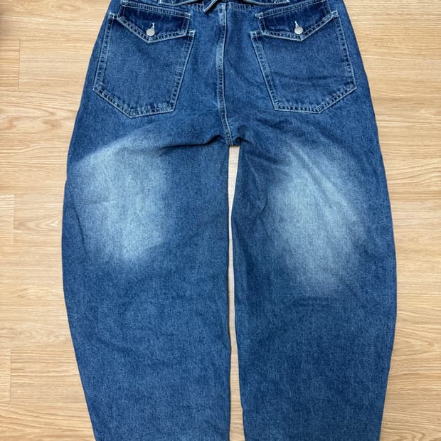 신치백 커브드 데님 팬츠