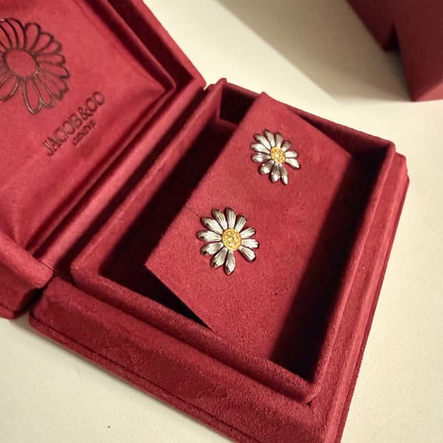 제이콥앤코 GD 데이지 이어링 귀걸이 새상품 판매합니다