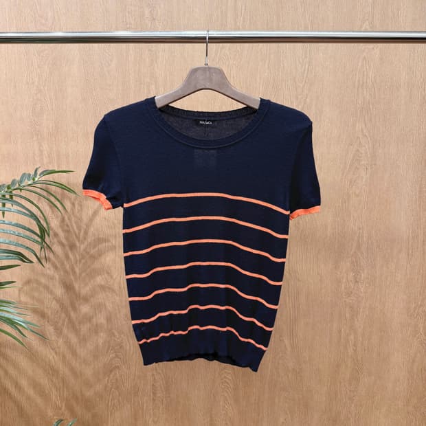 막스앤코 반팔 니트 스트라이프 디테일 슬림핏 네이비 오렌지 배색