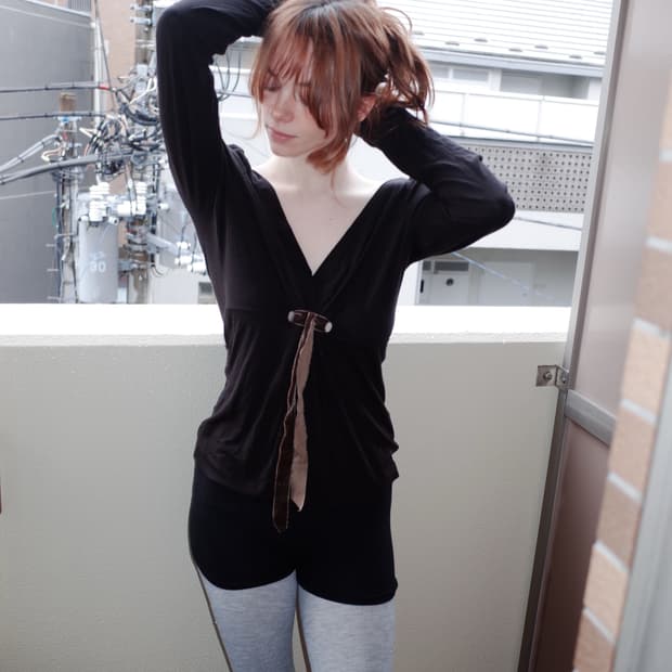 막스마라 딥 브이넥 리본 타이 탑