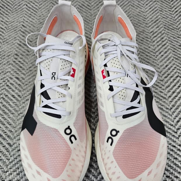 온러닝 클라우드붐 스트라이크 러닝화