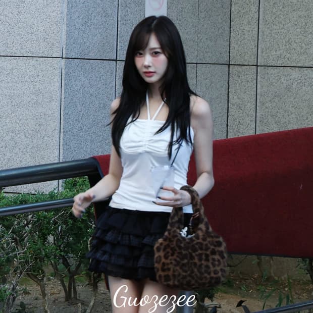 일리오 개더 프론트 홀터 슬리브리스 탑 화이트 지젤 착용