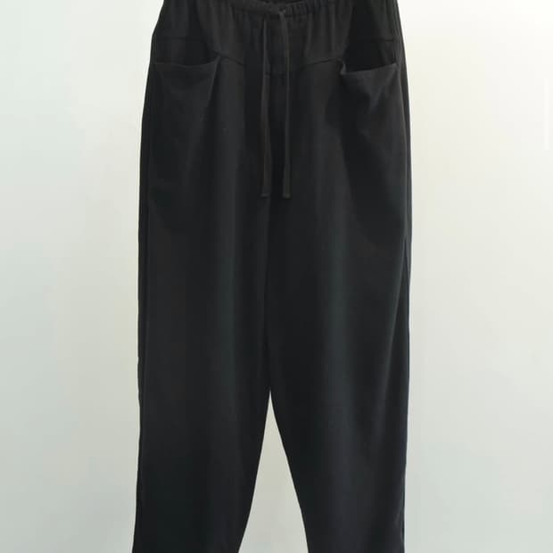 [26] 코모리 블랙 드릴 테이퍼드 팬츠