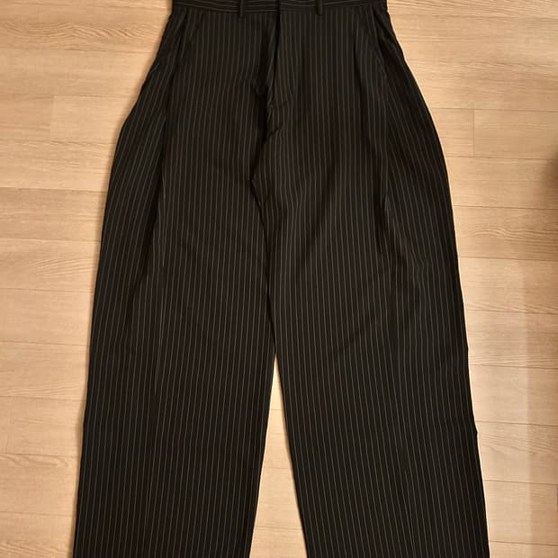 시그니처 스트라이프 슬랙스