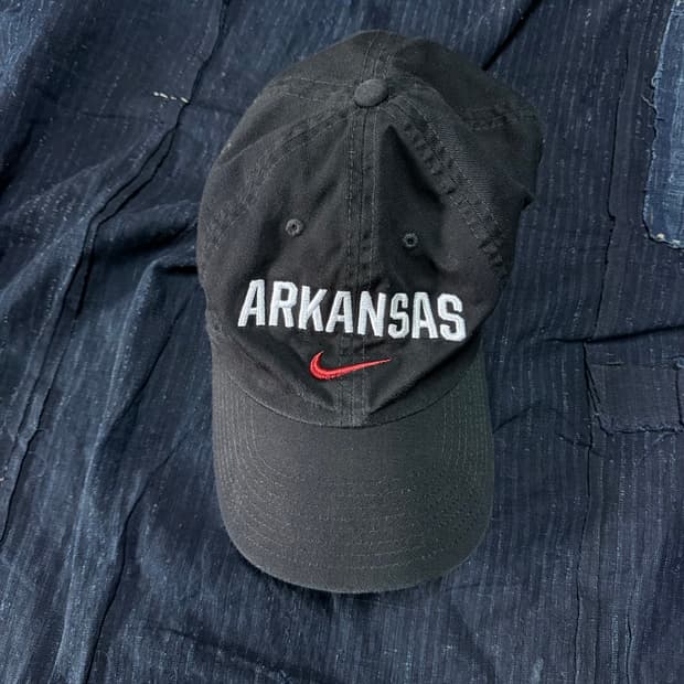 나이키  NCAA 아칸소 레이저백스 볼캡 OS