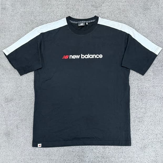 (105) 뉴발란스 스펠아웃 반팔 티