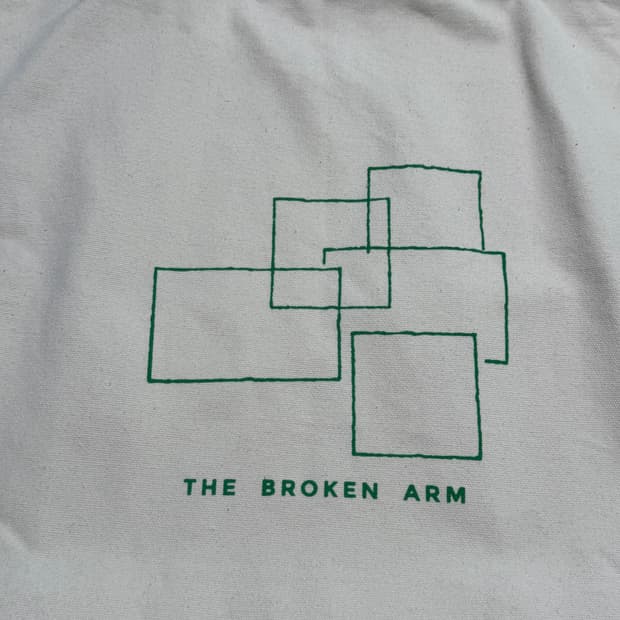 더브로큰암 파리 에코백