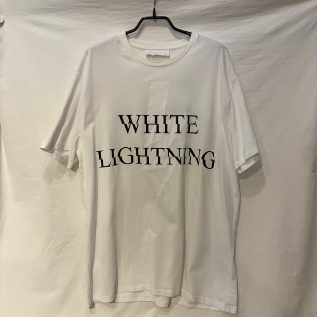 닐바렛 화이트 라이트닝 프린팅 반팔 티셔츠