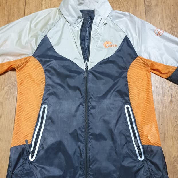 1100 네파 아웃도어 바람막이 90 사이즈입니다