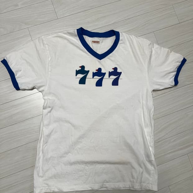 4) 캐피탈 브이넥 럭키 배터리 링거티 