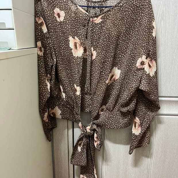 에첸엠 h&m 플라워 스트랩 블라우스