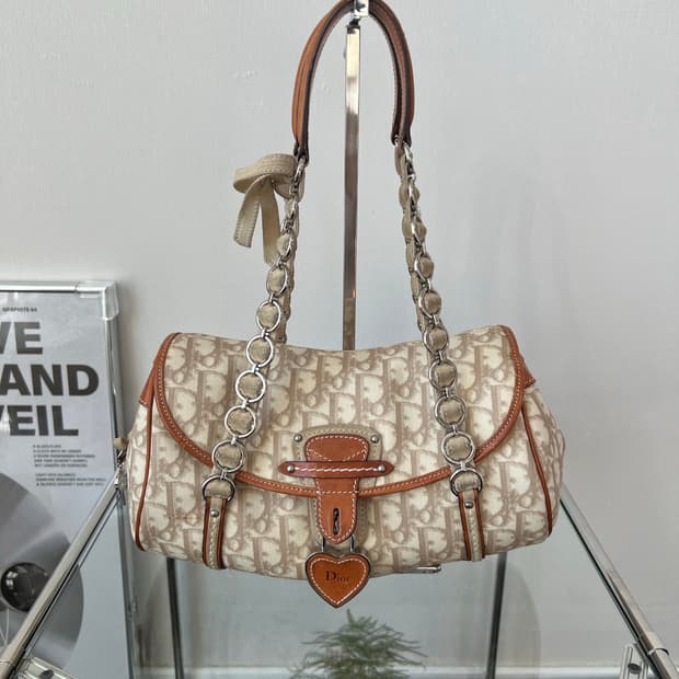 디올 로맨틱 트로터 하트 참 숄더백