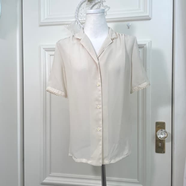 sheer beige lace trim shirring collar bl