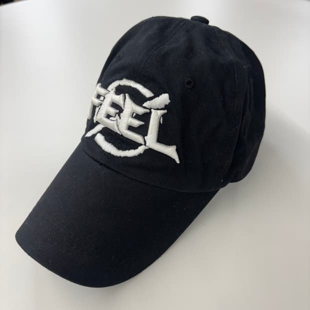 필이너프(FEEL ENUFF) 블랙 로고 자수 볼캡