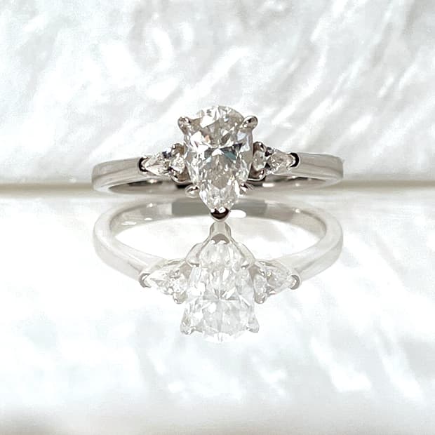 *새상품* 모이사나이트 페어 컷 사이드 스톤 은반지