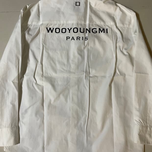 우영미 23FW 백로고 셔츠 화이트