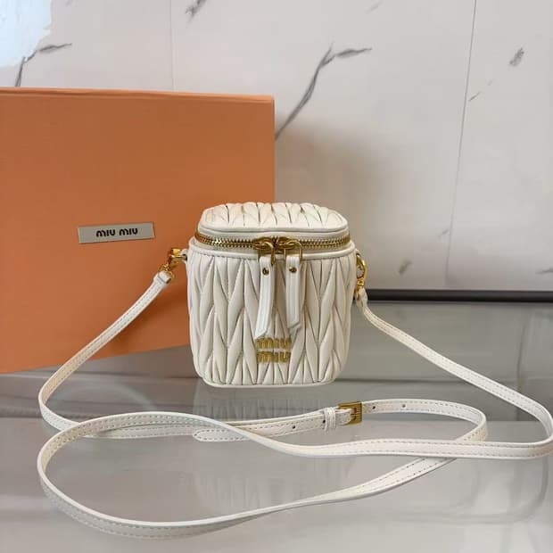 미우 미우 마테라쎄 나파 레더 미니 파우치 알라바스터