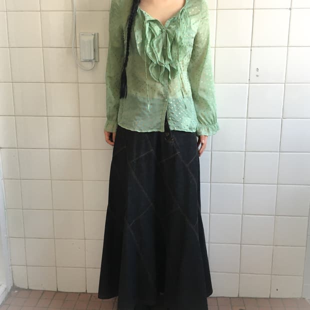 Dot pattern ruffle glossy shirt