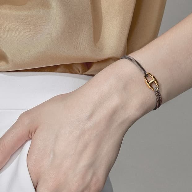 이에르로르 엠블럼 실크 끈팔찌