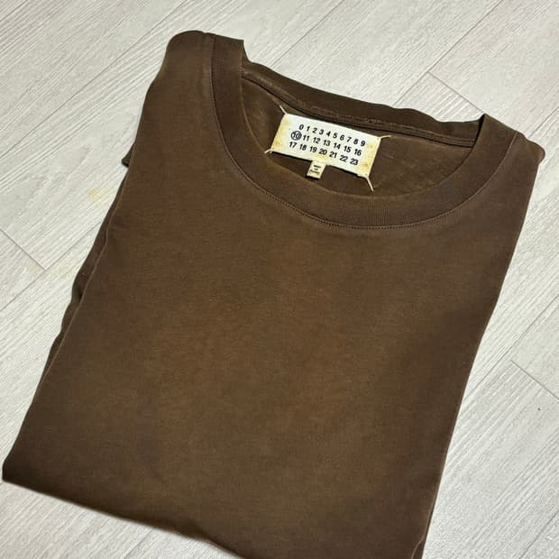 마르지엘라 브라운 티 