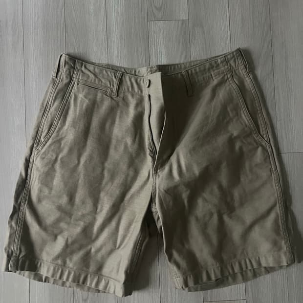 무신사 스탠다드 백 사틴 오피서 쇼츠 베이지 34사이즈