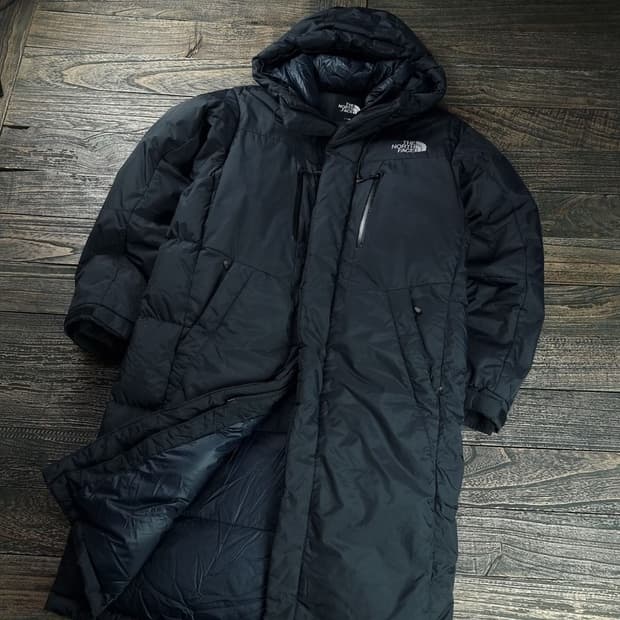 [노스페이스] 로고 자수 구스다운 후드 롱패딩 블랙 M18003