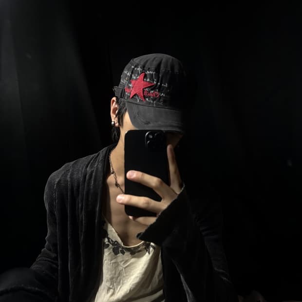 “Unknown” 00’s Design Star Grunge Cap