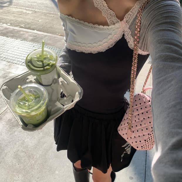 서쿠키 숄더 레이스 티 블랙