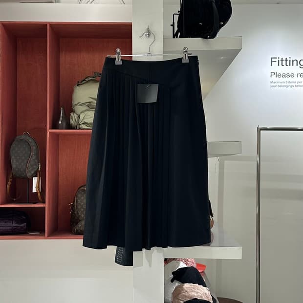 랑방 블랙 플리츠 디테일 미디 스커트