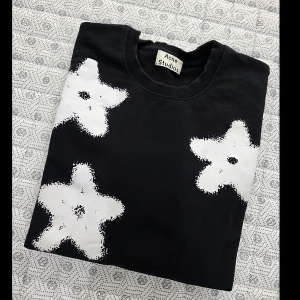 아크네 스튜디오 별 패턴 맨투맨 100