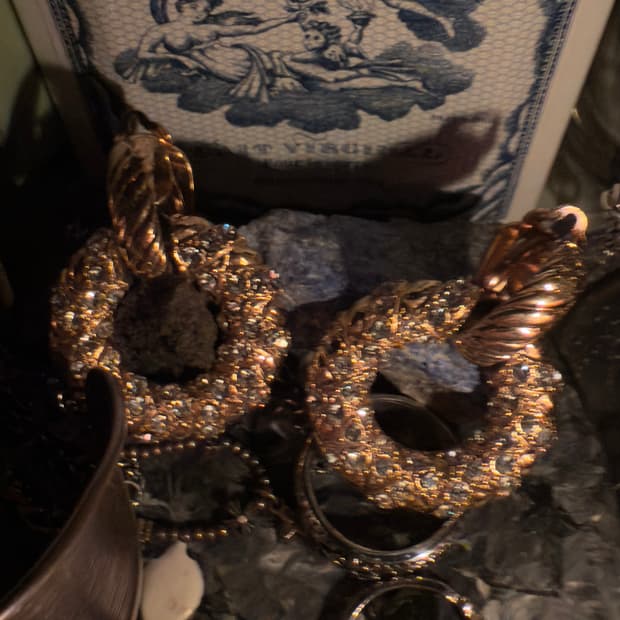 생로랑 클립 온 라인스톤 귀걸이