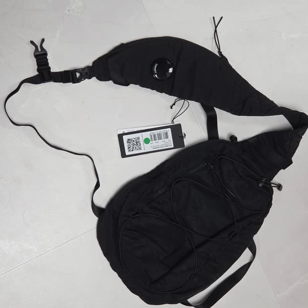 cp컴퍼니 크로스 바디백 블랙