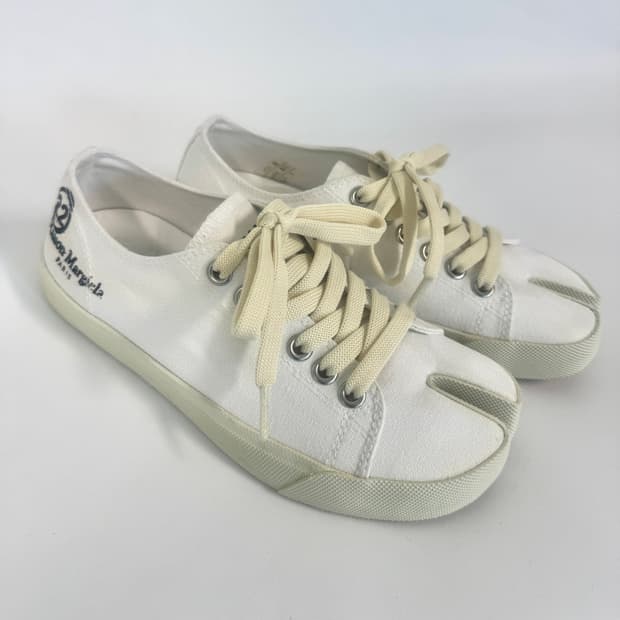 MAISON MARGIELA 메종 마르지엘라 화이트 캔버스 타비 스니커즈