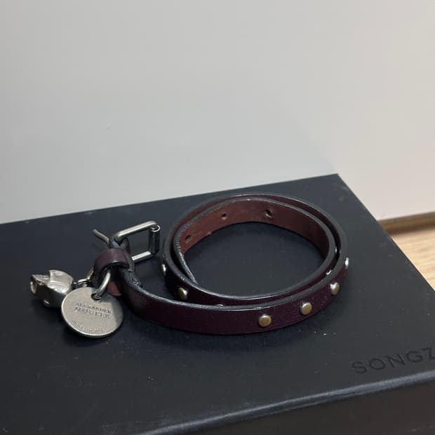 알렉산더 맥퀸 스컬 참 가죽팔찌