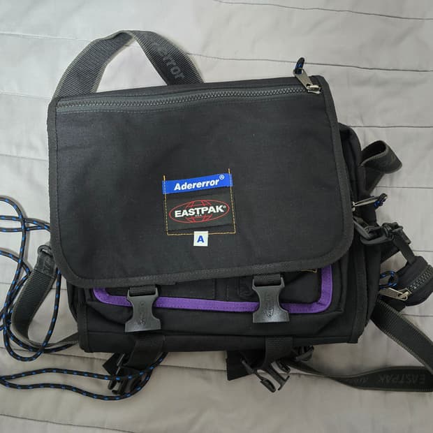 아더에러 x 이스트팩 크로스백