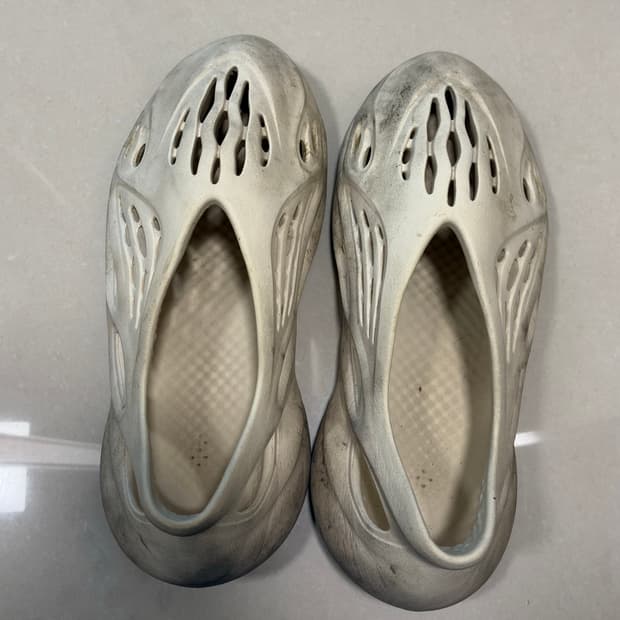 아디다스 이지 폼 러너 샌드 (285)