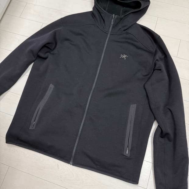 아크테릭스 카이어나이트 후디 블랙 색상입니다. XL 사이즈로,  가슴팍에