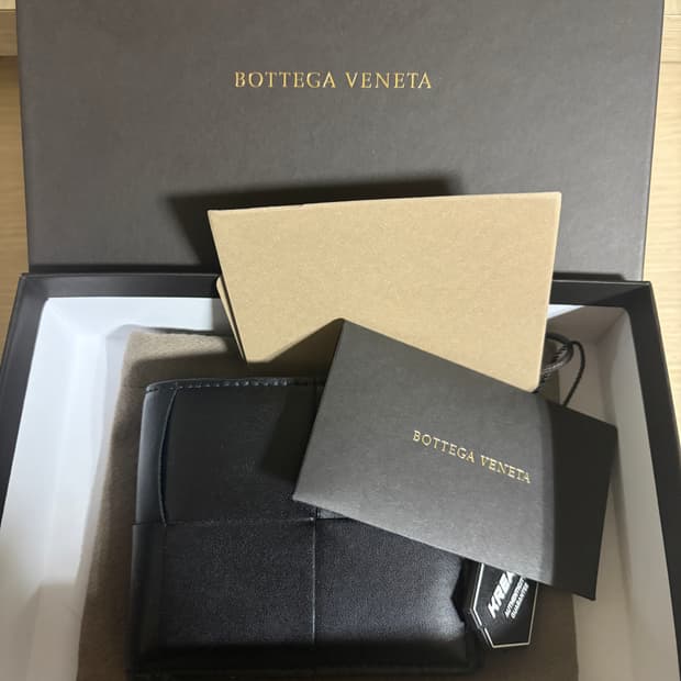 보테가 지갑 크림에서 25년11월11일에 구매한 제품입니다