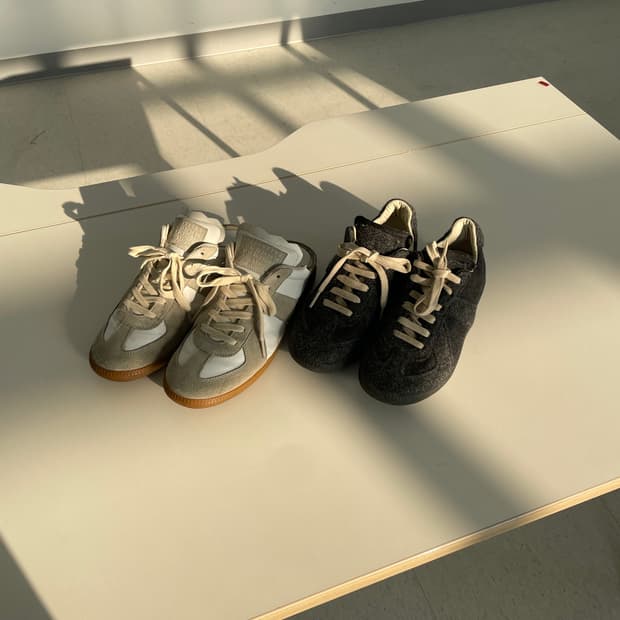 메종 마르지엘라 레플리카 컷아웃 스니커즈 라이트 그레이