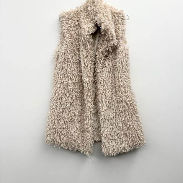 Curly shearling fur vest / ivory