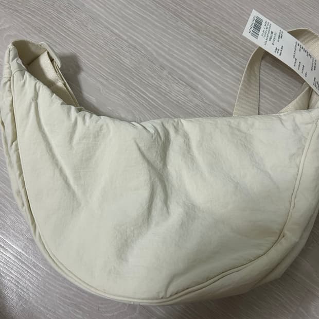 유니클로 라운드 미니 숄더백 오프 화이트