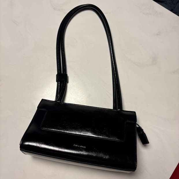 파인드카푸어 크링클드 블랙 마티 브릭백