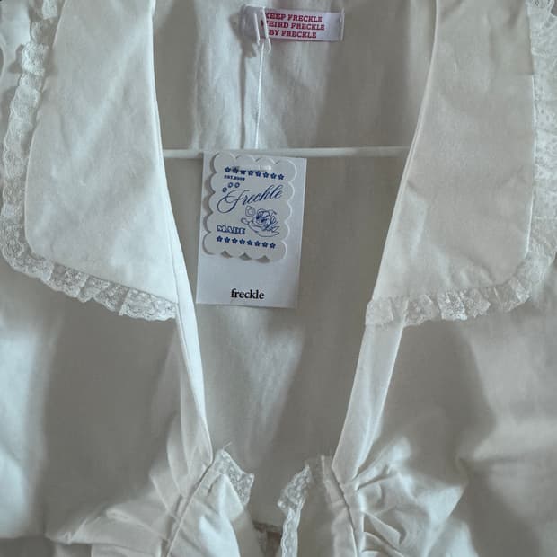 프레클 lace trim crop blouse 판매합니다 