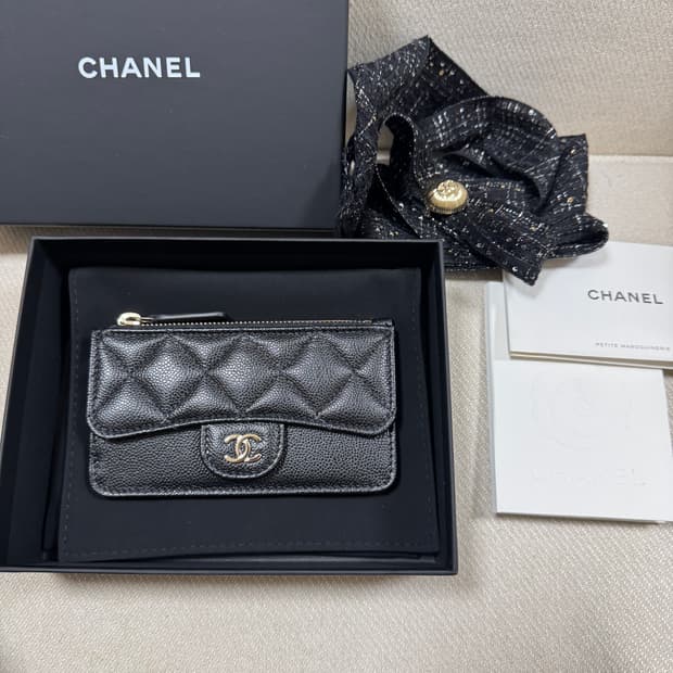 샤넬 클래식 캐비어 지퍼 카드지갑 새제품 AP2570