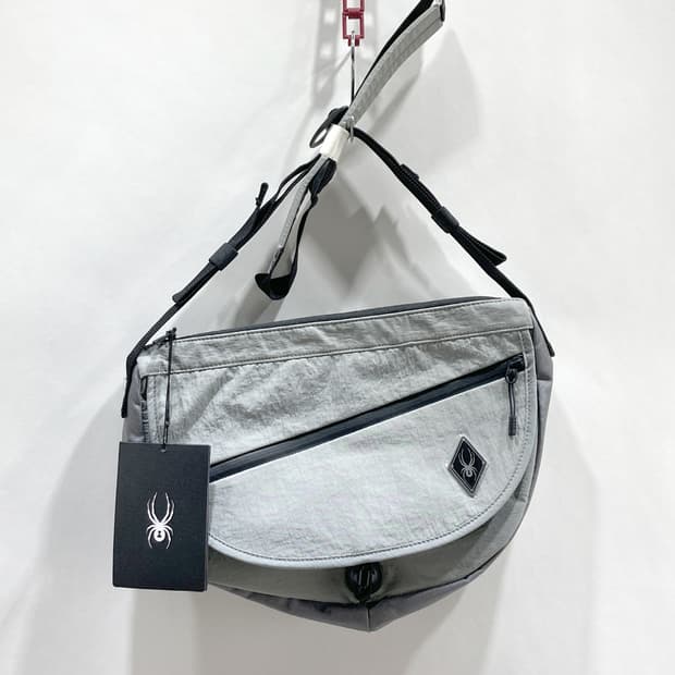 스파이더 새상품 그레이 다이아 반달 크로스백 