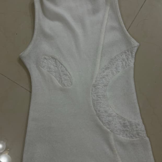 Bonnae spiral sleeveles top