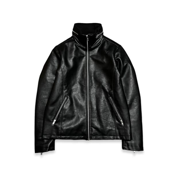 AZUL by moussy 블랙컬러 에코레더 하이넥 라이더스 자켓