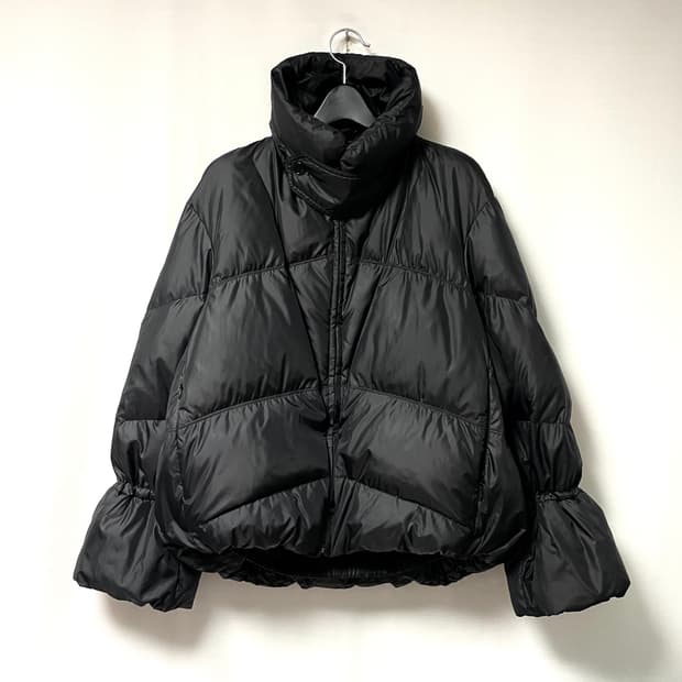 SYSTEM 시스템 여성 오버핏 하이넥 셔링 구스다운 숏패딩 _ 블랙